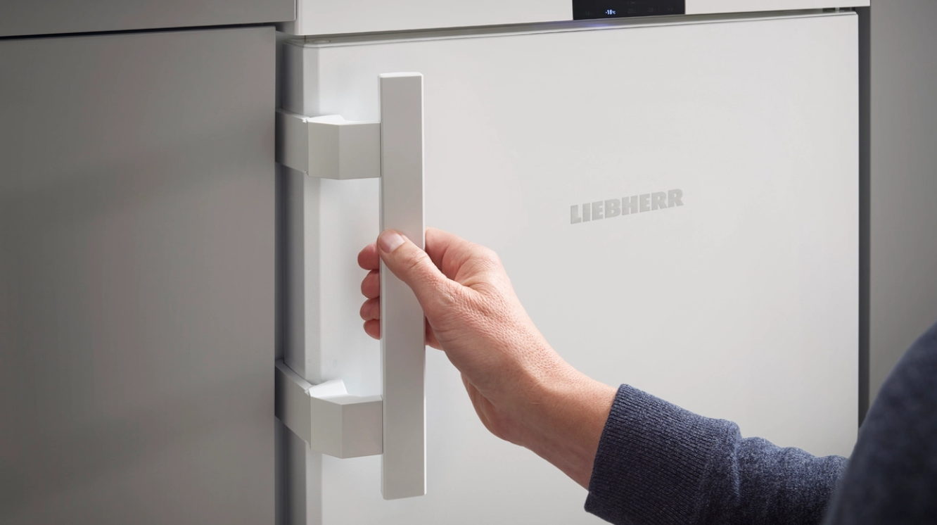  Slimline handle with integrated opening mechanism 